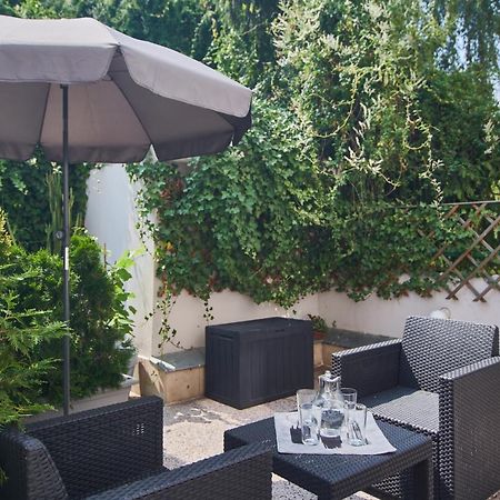 Nice Home To Stay At Prague Close To Castle With Terrace And Garden Exterior foto